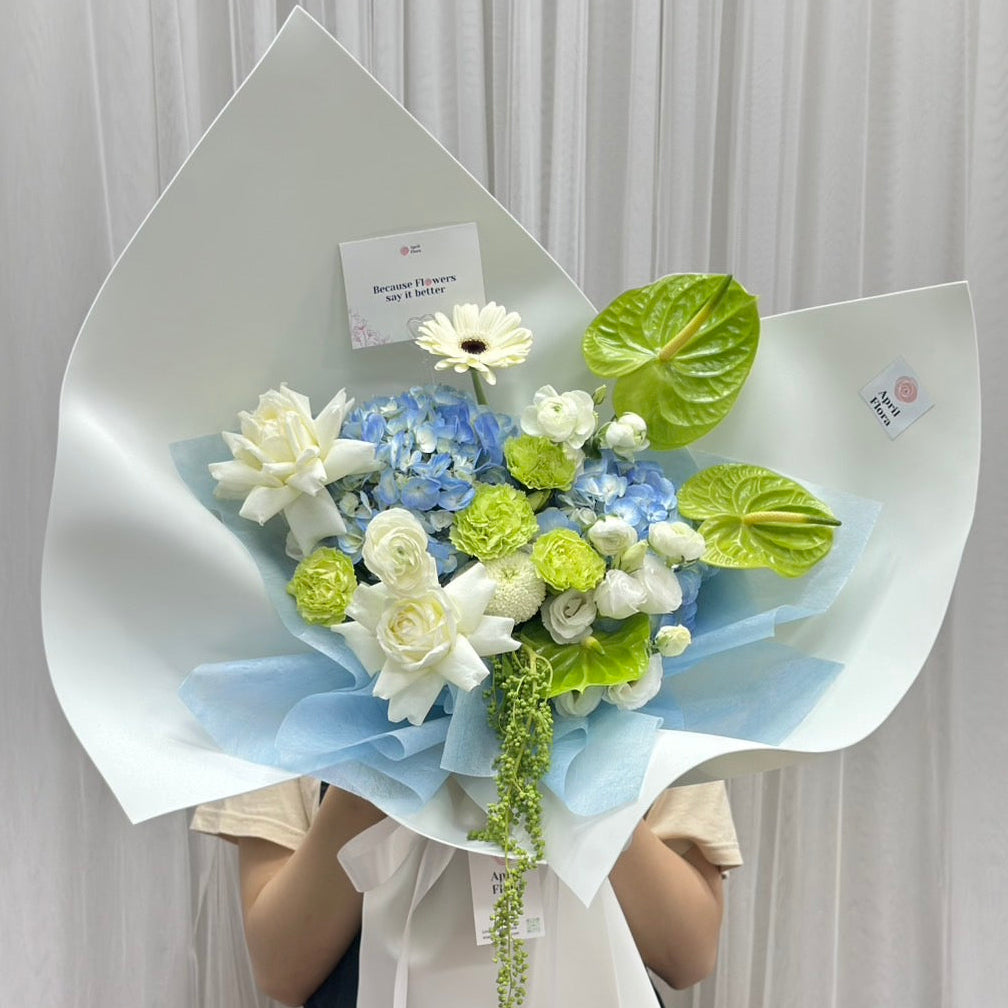 'Pearl & Sky' Bouquet