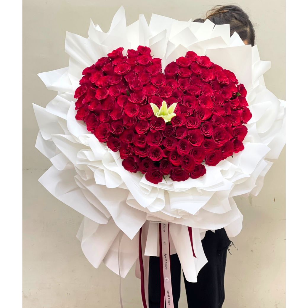 "Le papillon et la fleur" Heart Bouquet Of 100 Red Roses