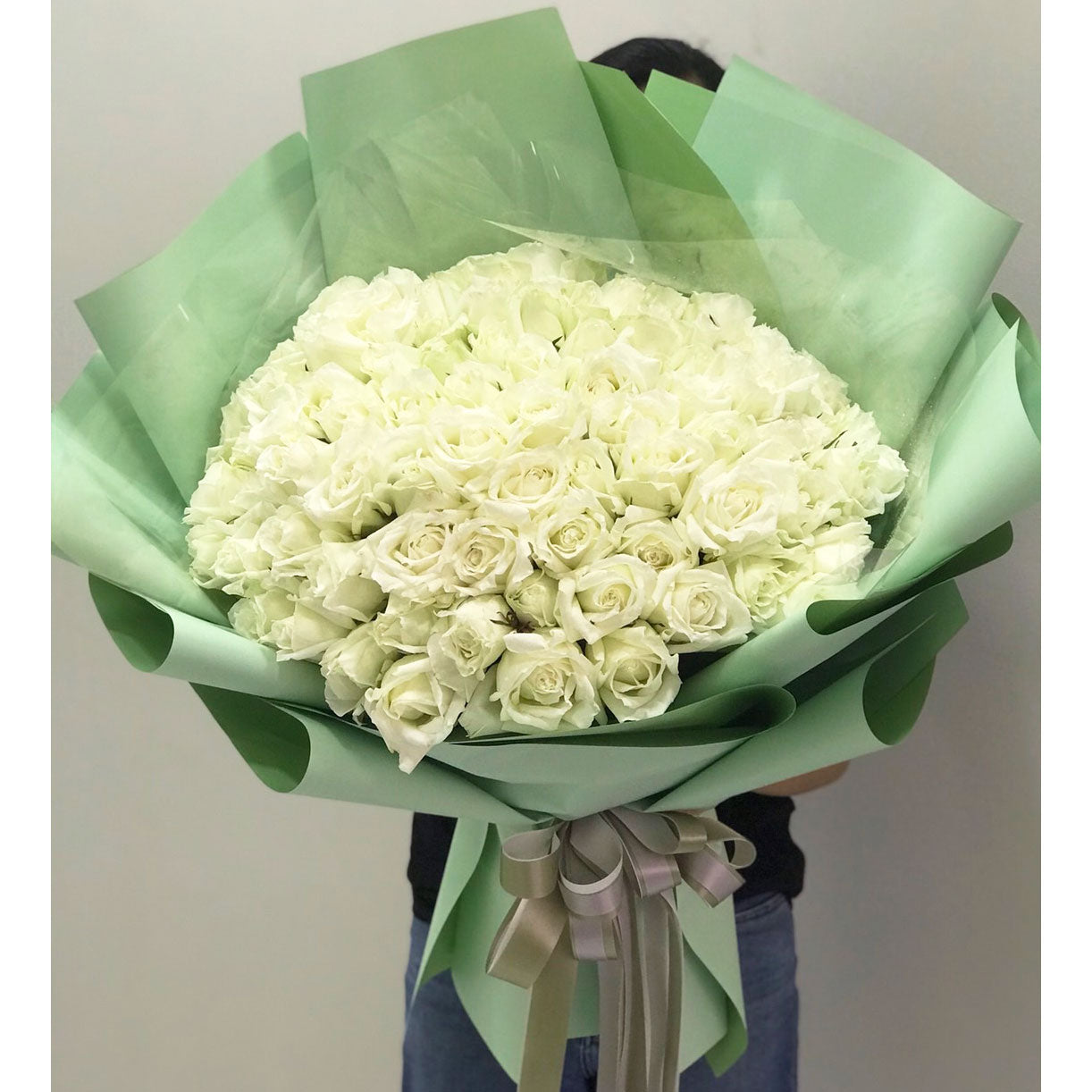 Bouquet of 100 stunning white roses - April Flora